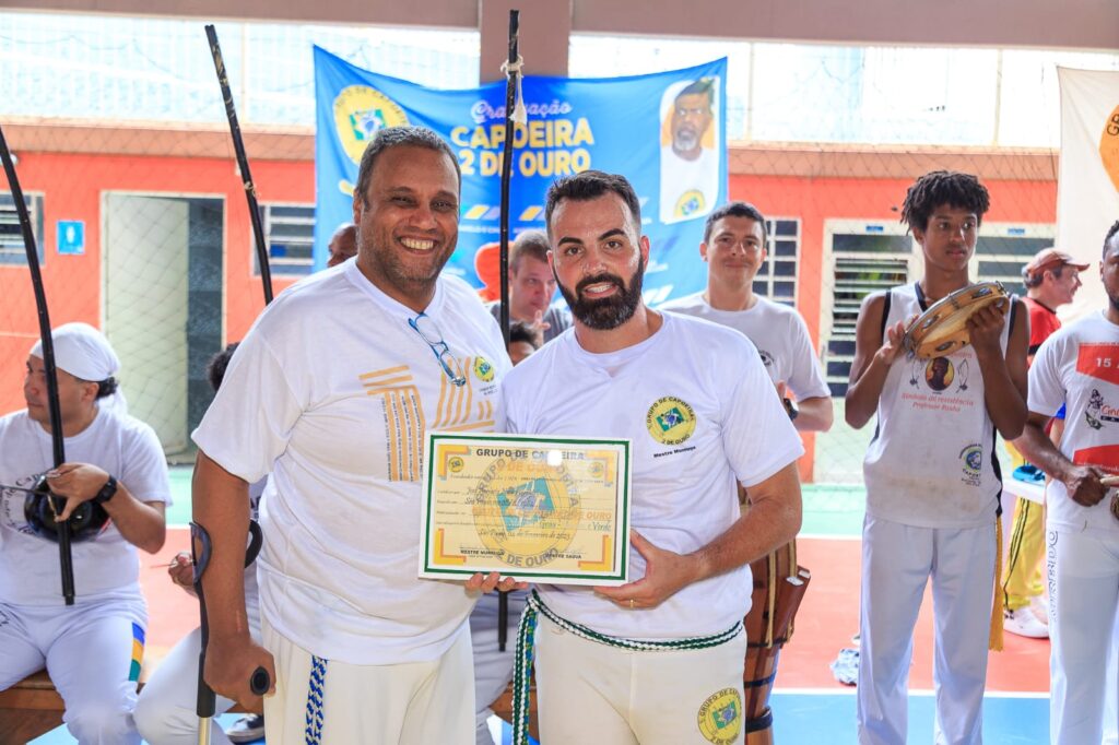 mestre-sauva-entregando-certificado-para-mestre-murruga