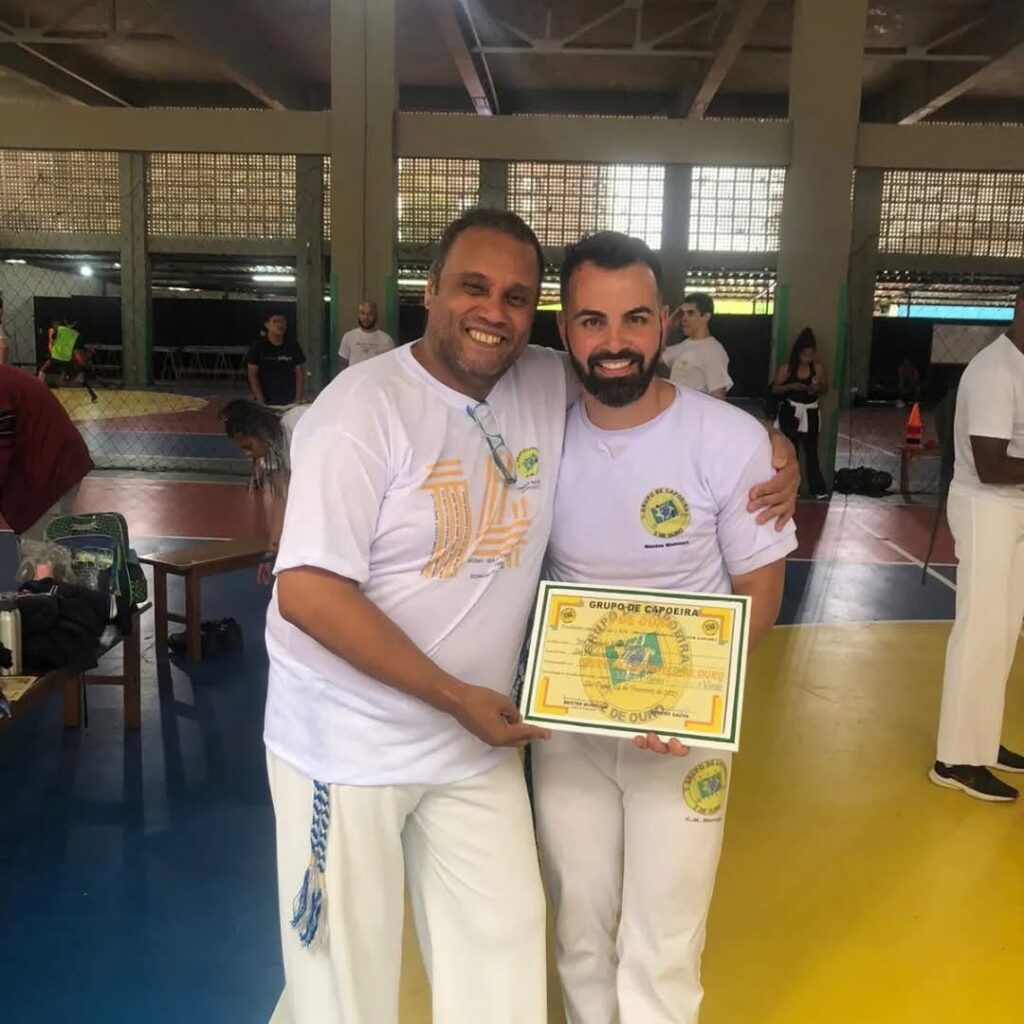 mestre-sauva-entregando-certificado-para-mestre-murruga-abracados